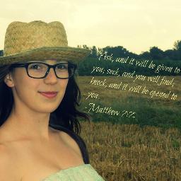 Hellllo...3 :) I'm a Romanian girl!!!! I'm  wearing glasses...:D