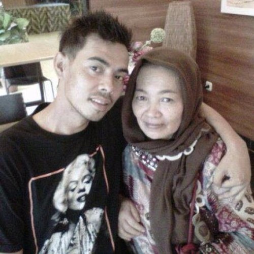 My LiFe My Rules.  1x aku dilahirkan, 1x aku hidup, 1x aku akan mati dan 1 orang yg aku cintai yaitu ..........  Tapi 1x lagi tak mau sakit hati & kecewa !!!