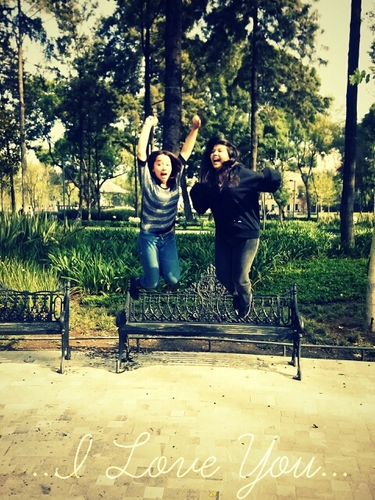 Estoy Loca,pero Dicen que Las Mejores Personas Lo Estan :3 Dicen que Enamoro DICEN^^ Amor? No Te Confundas Solo es @iMariloTorres ♥ :3