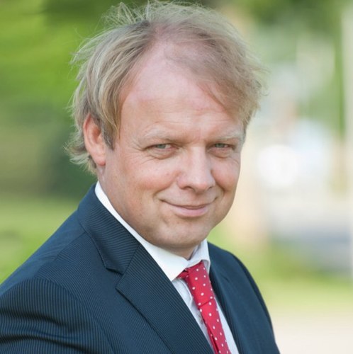 Vader van vier kinderen , robin , thomas , Martijn en Tessa . Nu samen 6 jaar met Ynske . Hobby's fotograferen , hardlopen en me werk . http://t.co/6m8O1nSS6j