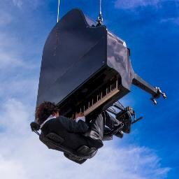 Alain Roche et son piano à queue dans les airs à la vertical pour un récital surprenant.