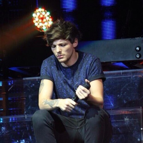 Hi im Louis i have a nice ass dont touch it. i can be sassy. so yeah follow me and bye bye RP/BI/Taken :) im British be jelly.