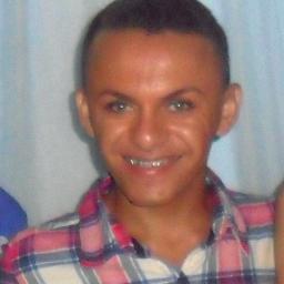 Sou uma pessoa com muitaas qualidadees e tbm com muitoos defeitoos , gosto de fazeer novaas amizadee , não gosto de pessoas falsas !  #FicaaaDicaa