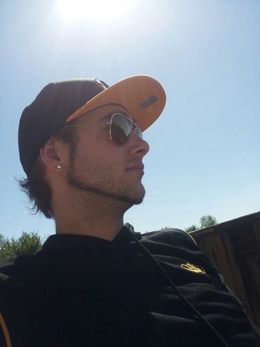 - Bjow. - Levensgenieter.- Sneuvelnation. - Muziekjunkie.