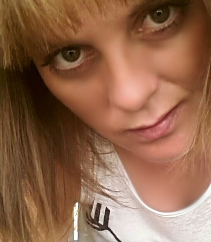 mia_missholmzy's profile picture. Am I really meant to describe myself?