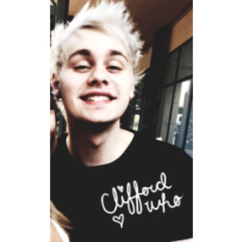 PLEASE FOLLOW @anxietycalum IM TRYING TO REACH MY GOAL ILL FB ILYASM THNX