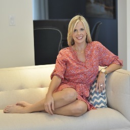 Just a girl living in Miami doing what I love best, lovin life and saving the world one room at a time! ;)