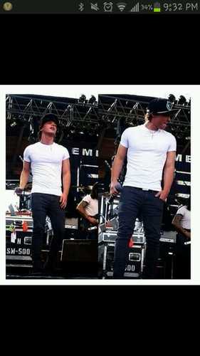 1/4 of Maybe Tomorrow :) Singing is my passion :) check me out on YouTube teensbeau