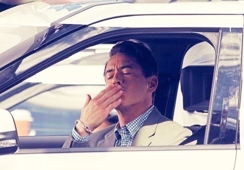 [100% 수동봇] 주로 중년 남자배우 / 짤을 털털ㄹ털 / 흥분시 욕트 섹트 / 팔로 환영!