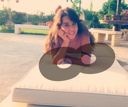 Soy adiccta a muchas cosas : tuenti .... pero sobre todo a mis amigos y a estar smp Happy (: Y me gusta vivir la vida LoKaah