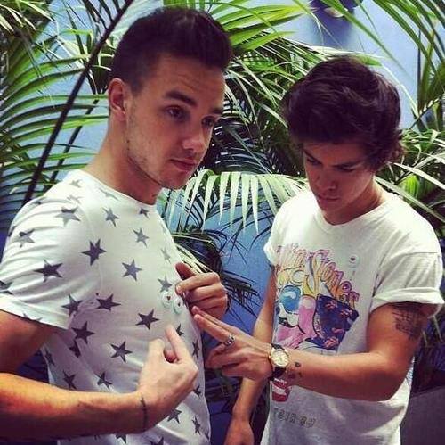 FREE FOLLOW FOR YOU. NOW PLEASE GO FOLLOW @thislirrybitch BC UR FAB.