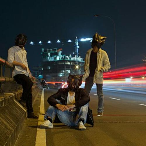 dikantongkresek's profile picture. yang penting kami senang kalian pun bahagia|@cupyhiy nge-drum|@navie_chant nge-bass|@HarisWe nge-gitar,nyanyi juga #salamkresek