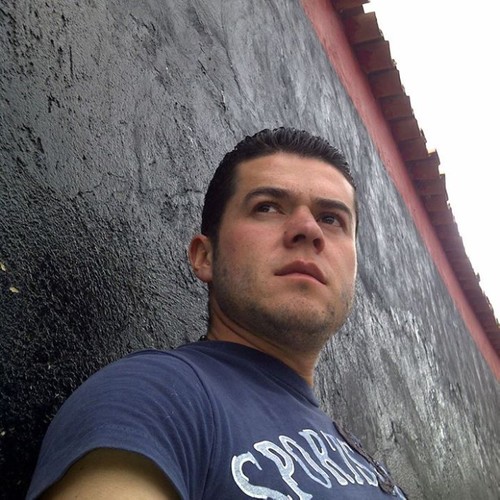 Chiquinquireño,  Buen conversador. Sincero. Apasionado por las motos de alto cilindrajé y los deportes extremos.