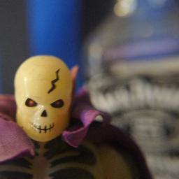 Mangio troppo, bevo troppo poco e assisto impotente allo scorrere di pugni, calci, esplosioni, fantasmi, robot, cyborg, zombie e navi spaziali sullo schermo.