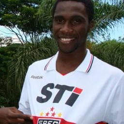 Meu apelido é Negueba e eu jogo no São Paulo. A cada dia aprendo novas habilidades com o @Treinador_SPFC