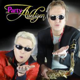 Die PartyAdeligen sind die musikalischen Könige des Party-Schlager! Sie sorgen mit Spaß und Klamauk immer für tolle Stimmung! Sie lieben es zu unterhalten!