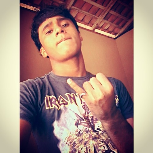 16 anos, fã de slash, curto velho rock n' roll e guitarras