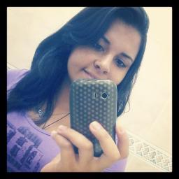 Uma menina com jeito de mulher,que esta disposta a conseguir oqe quer,lutando cada dia pelos seus sonhos. Apaixonada e qe crê,em Deus acima de todas as coisas