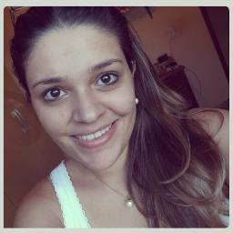 21 Anos,  Estudante de Arquitetura e Urbanismo, 1,65m, cabelos Castanhos, olhos Castanhos, Touriana. 
camilariquetti@hotmail.com , adc láá =}
