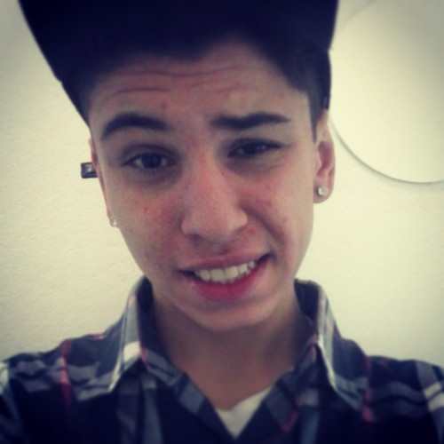 eu nao sou melhor do que ningm nao eu nao mereço mais do que ngm nao so to mantendo os meus passos no chão