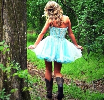 forget the glass slippers, this princess wears cowboy boots | Single ✌| kik: countryprincess0007️