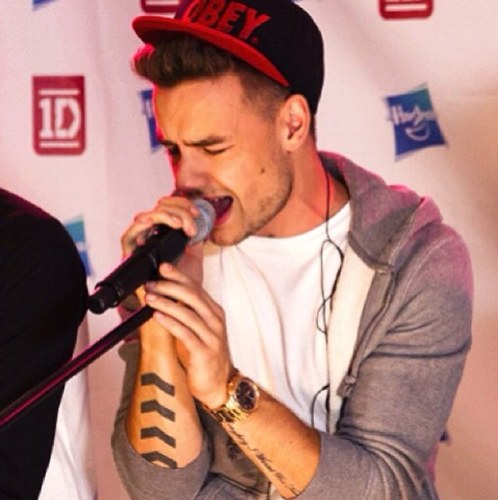 Dont give up he will follow you:) free follow account so dont follow this but go follow @weyyheyyliam