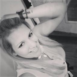 Mulher ... De gênio difícil, de coração grande.
Ñ me dôo pela metade, ñ sou tua meio amiga nem teu quase amor. Ou sou tudo ou sou nada. Ñ suporto meio termos.