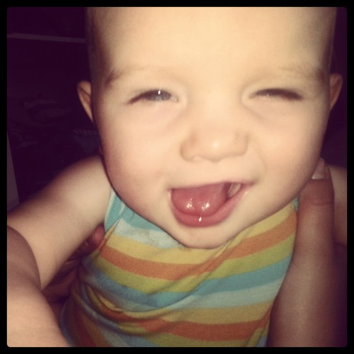 Jouw handje in de mijne, zo gaan we hand in hand. Mijn grote, jouw kleine. Een ijzersterke band.. lovemebabyson