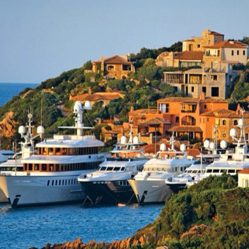 Tweets featuring celebrity homes, cars, toys and much more. I do not own the rights to these photos.