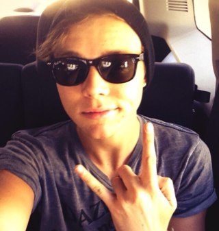 FREE FOLLOW FROM @turbulentnarry follow her or ill unfollow sorry