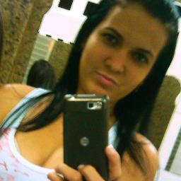 '' Umα gαrotiinhα q vê o mundo cor de Rosα , e nαo deishα de ser sonhαdorα , e emborα vivα α vidα , preferiα estαr num conto de fαdαs . mαs nαo se engαne , el