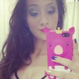 Sou dramática, louca, estressada e falo palavrão. Canto mal, sou chata, brincalhona, sarcástica, carinhosa e muito, muito feliz.  :P