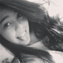 14anos, escorpiana, chata, preguiçosa, ciumenta, feia, irritante,impulsiva, corinthiana, insuportável e idiota :D