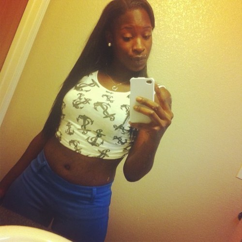 Im a pretty black bahasx. I dnt fck wit dese hoes i stay ten toes dwn its bout money,loyalty&&respect so its follow. Or keep it pushin