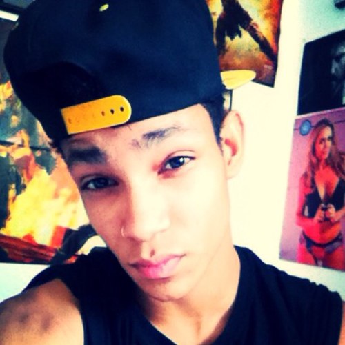 @Soaress98: Sou um cavalheiro misturado com rebelde Carinhoso mas safado Timido mas bom de papo Romantico mas vingativo 70% demonio 30% anjo Esse sou eu