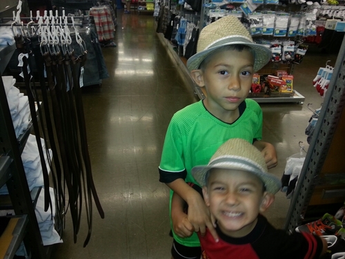Well I am a Mixed up Mom of 2 beautiful Boys, I love learning something new- bueno quiero saber un pocodetodo :) todo al tiempo.