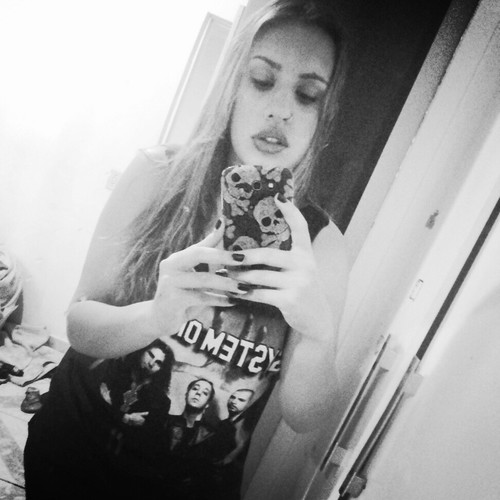 chata,engraçada,gorda,feia,muito brincalhona, AMIGA!
amo música♫,amo dançar,sou ecletica 
namorada do @1kaka_PDL