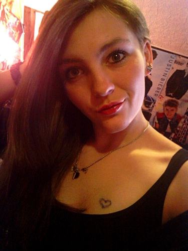 Hey :* I'm Alice and I'm a big BELIEBER ♥ Please follow me :)