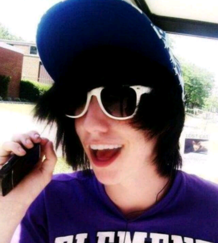 All you need to know is I'm boring, I like bands and turtles, I hate people, I'm 17, and I'm bisexual. Talk to me.♥