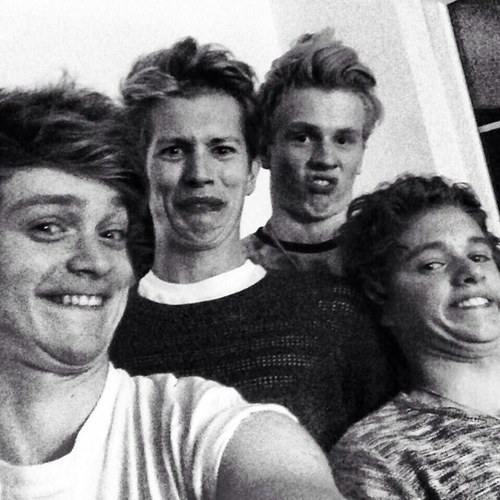 | @aaamyyy_ @LawsonTaylor_ @freya_beale | Supporting 4 guys who fangirl even more than we do | {tristan, band, james/5} |