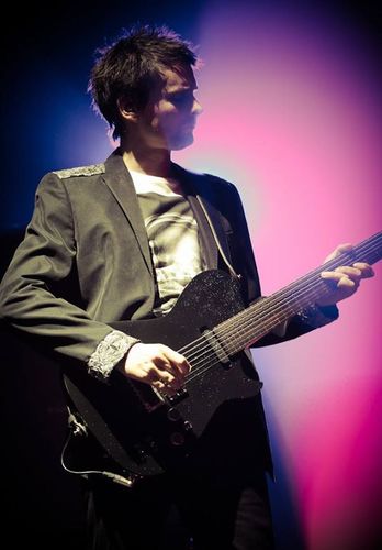 for all the 100% muse fans out their. follow me 26/10/12