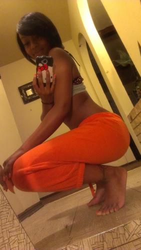 Im 25 short lol kinda wild! Love to play around (NO FAKENESS) No Lacking ! Follow me ill follow back