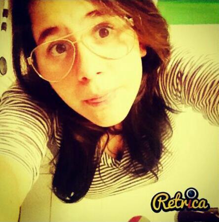 Chego a mudar de calçada quando aparece uma flor, dou risadas do grande amor.- Chico Buarque ♡