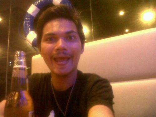 rowelsuyom's profile picture. this guy likes to eat garlic!