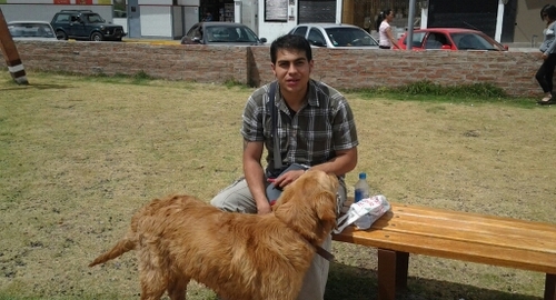 Soy de esos que camina solo en la calle y de la nada sonríe por un buen recuerdo.