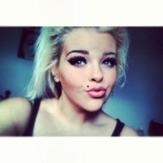 Budding makeup artist and musician from Manchester, England. Love life, love music. Follow my personal @hanbennett_