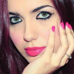 Sou linda, inteligente, simpática, carinhosa, e mentirosa. hsuaushasuhsuhs