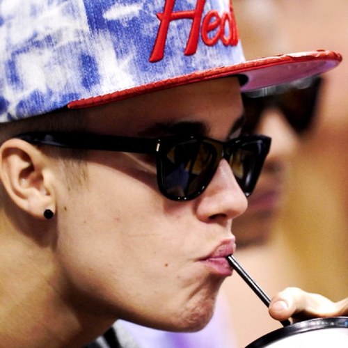 Fã do viadinho que canta baby. Belieber* since 2010. Me sigam no @Fans_DoJustin e leiam minha IB 'Stronger' http://t.co/QIbqO7Lh3e