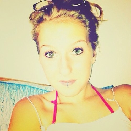 Ne me follow pas vas follow @Lisoun_. Allez Kiss ❤