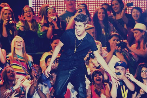 THIS IS A FANPAGE :) EVERY BELIEBER NEED TO FOLLOW AND RETWEET OUR THINGS. #muchlove x